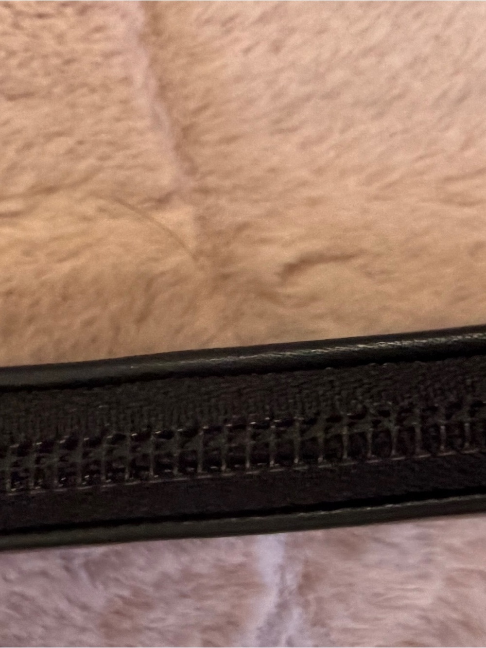 Gucci Black Leather Wallet with Embossed Logo - Picture 4 of 16